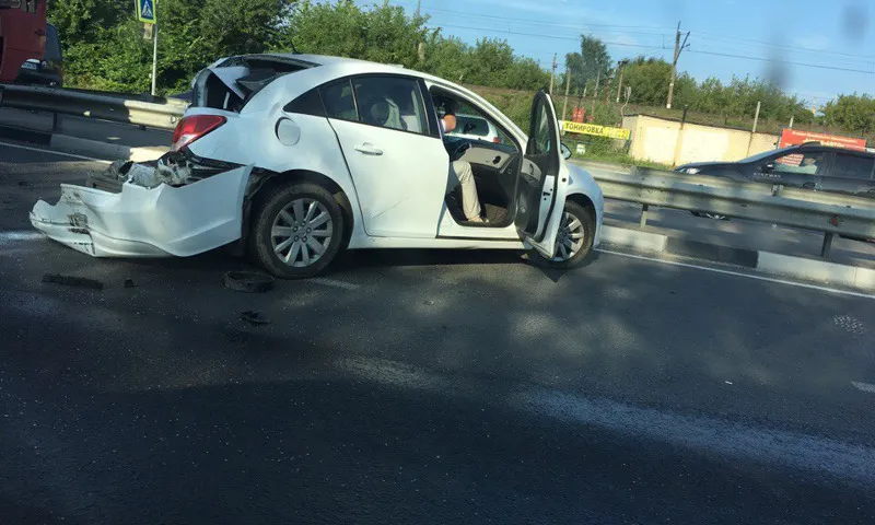На проспекте Фрунзе в Ярославле грузовик помял иномарку