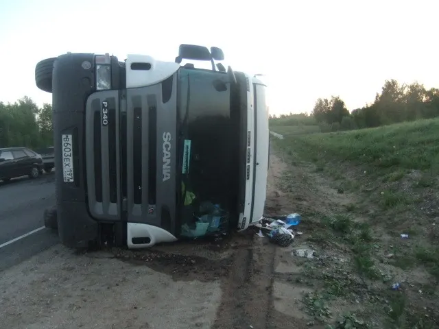 В Переславском районе на трассе М-8 утром перевернулся грузовик