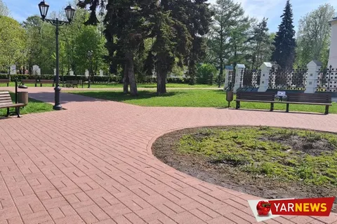 Скамейки в центре Ярославля «украсили» объявлениями «осторожно, окрашено»