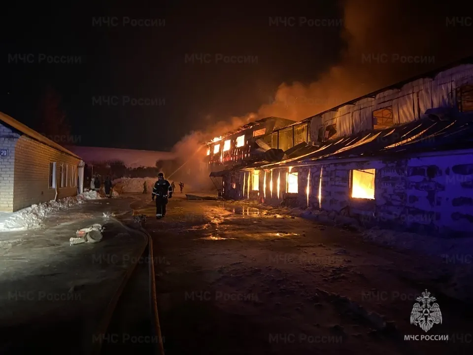 В Гаврилов-Яме пожар на заводе «Сады Аурики» тушили 9 часов