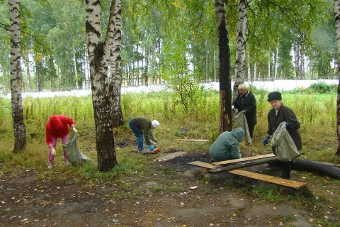 В Дзержинском районе Ярославля прошел субботник 