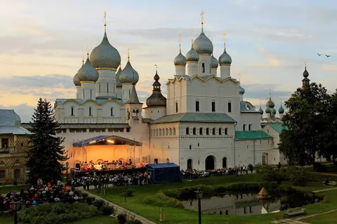 Жители Ростова Ярославской области услышали «Ростовскую сюиту». С фото