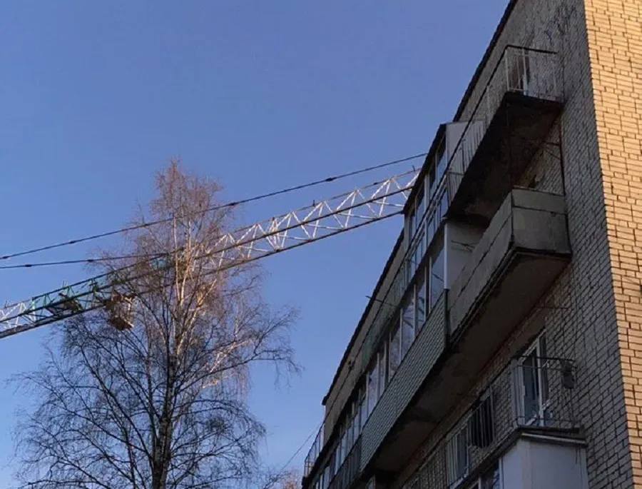 «Кран кружит над детьми»: ярославцы жалуются на строителей элитной высотки
