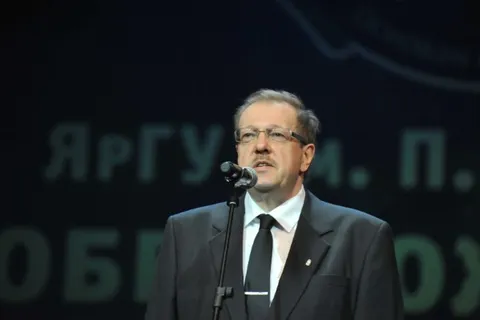 Дмитрий Миронов провел День знаний в школе и университете