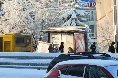 В Ярославле легковушка снесла часть остановки