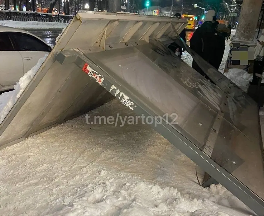 В Ярославле на Красной площади на людей рухнула остановка
