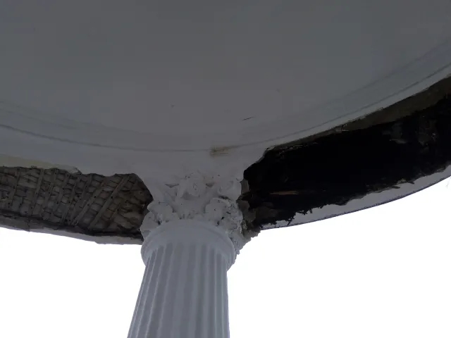 В Ярославле разрушается главный символ города – беседка на Волжской набережной