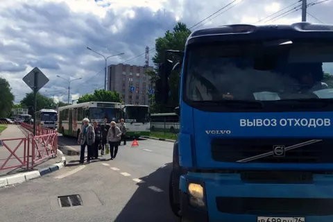В Ярославле мусоровоз перекрыл Московский проспект