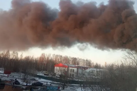 В Ярославле горит склад пиломатериалов