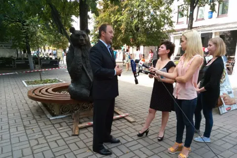 Ярославский медведь с секирой полюбил яблоки