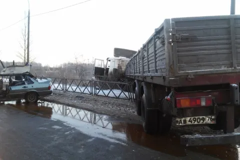 Под Ярославлем столкнулись два грузовика и легковушка