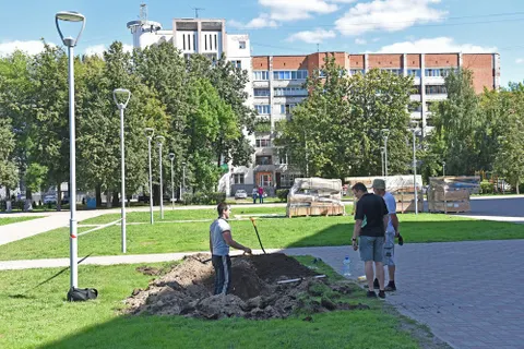 Возле ярославского ТЮЗа монтируют детскую площадку