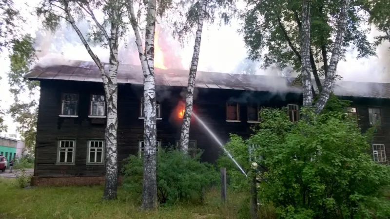В Ярославле загорелся многоквартирный деревянный дом