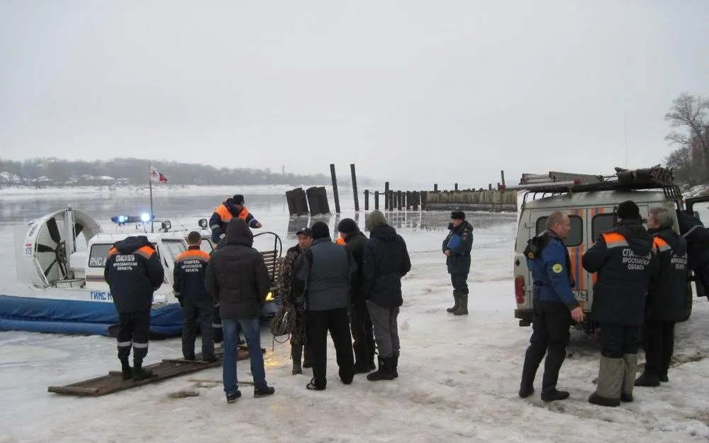 В Ярославле автомобиль провалился под лед - погиб один человек