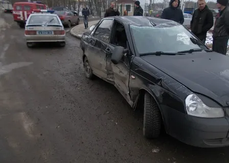 В Ярославле Лада «Приора» после столкновения с «десяткой» перевернулась