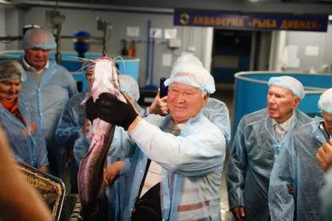 Ветеранам ярославского агропрома показали ферму клариевого сома
