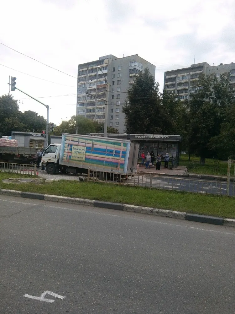 В Ярославле грузовик провалился под асфальт