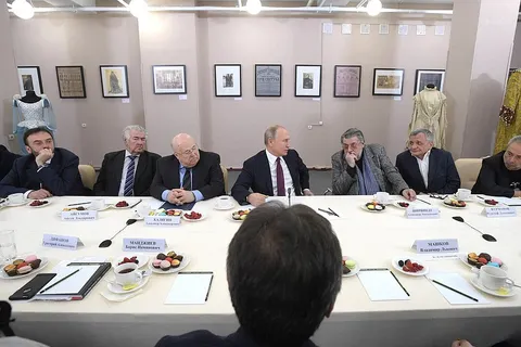 Фотогалерея: Путин встретился с актерами в Ярославле