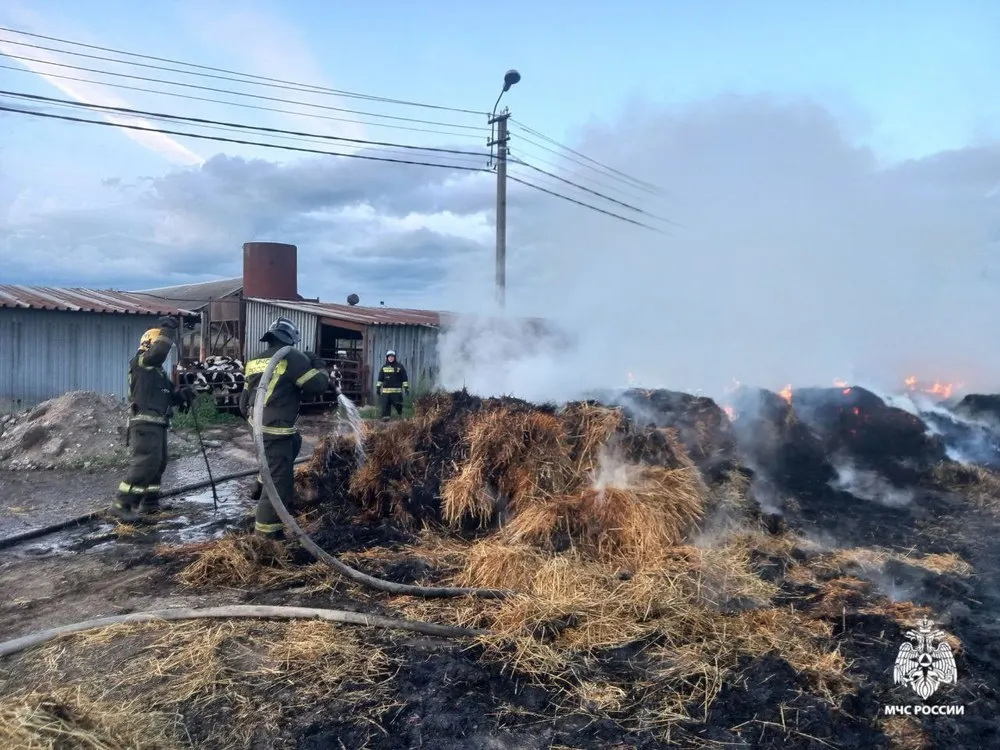 Под Ярославлем сгорели 64 рулона соломы