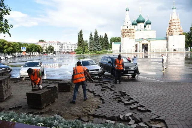 На Советской площади в Ярославле укладывают красную плитку 