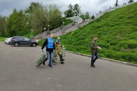 Сбербанк организовал в Ярославле экологический субботник на берегу Волги