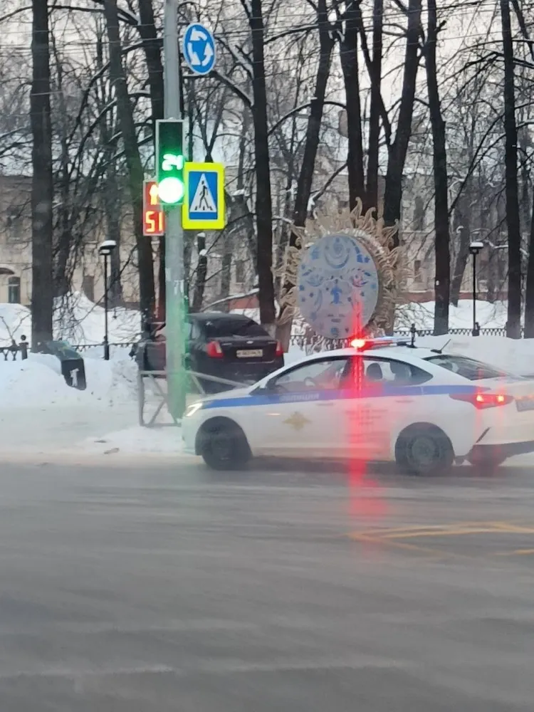 В Ярославле водитель иномарки снес забор на Первомайском бульваре