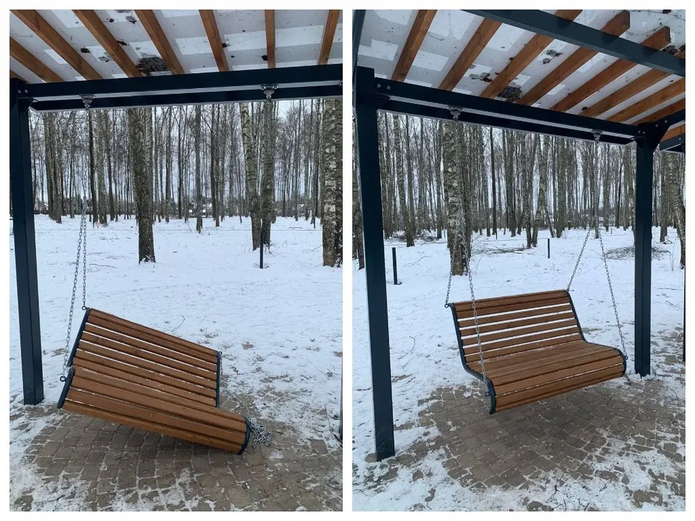 Вандалы сломали качели в новом ярославском парке