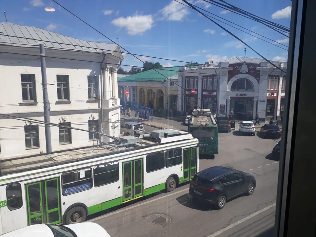 В центре Ярославля из-за неправильно припаркованной машины встали троллейбусы: видео