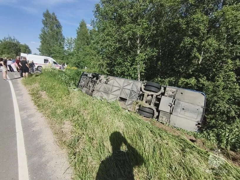 В Ярославской области опрокинулся экскурсионный автобус