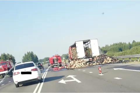 Под Ярославлем сгорела фура, нагруженная пакетами с древесным углем