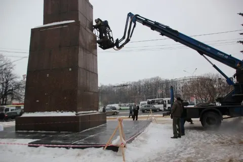 В Ярославле начались работы по ремонту памятника Ленину