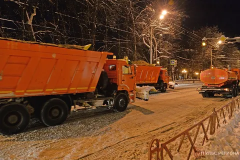 Ярославль чистят от снега ночью: убирайте свои машины!