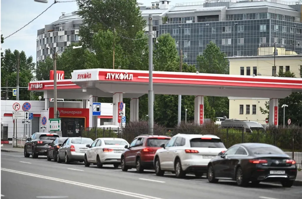 В Петербурге отменили штрафы за нарушение ПДД водителям из очередей на АЗС