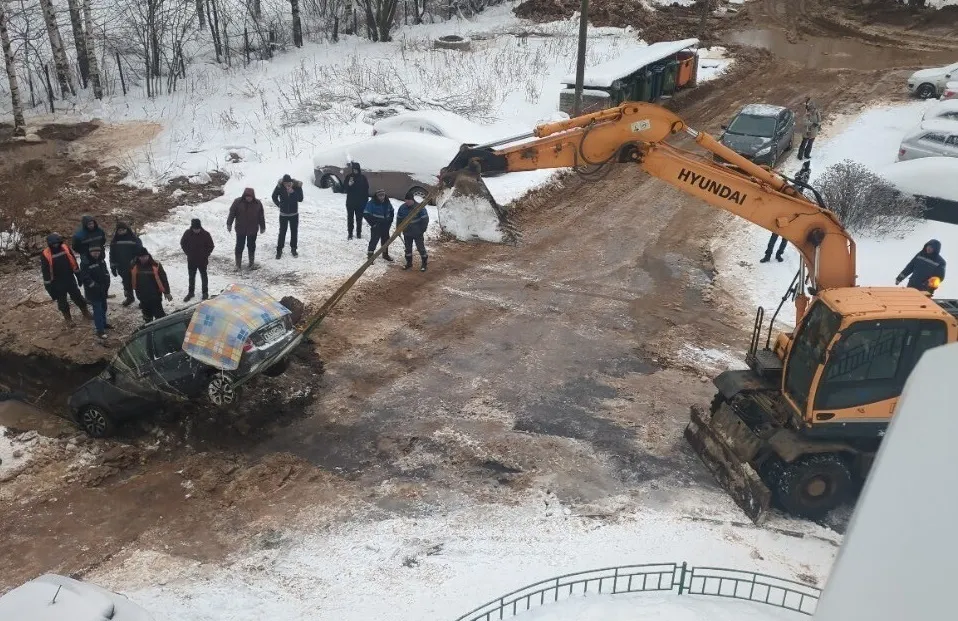 В Ярославле автомобиль провалился под землю