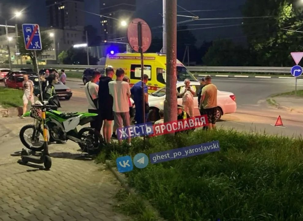 В Ярославле столкнулись легковушка и питбайк