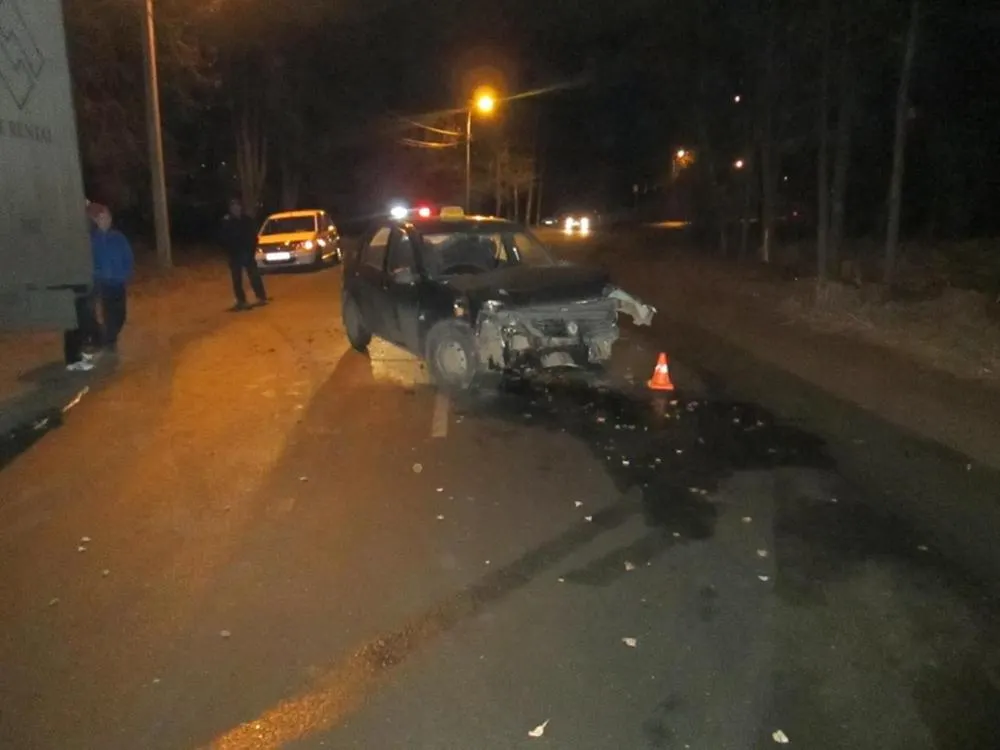В Ярославле водитель такси врезался в дерево
