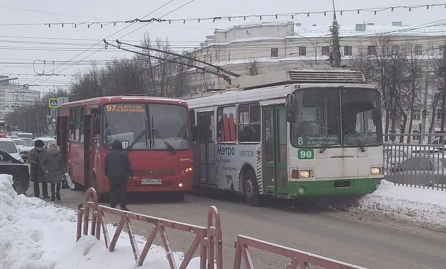 В Ярославле столкнулись автобус и троллейбус