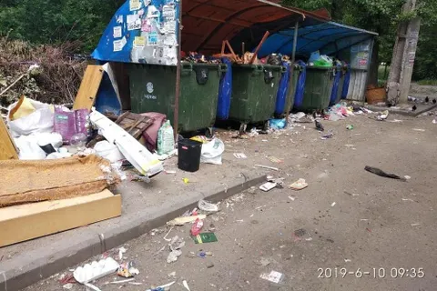 В Ярославле целый район утопает в мусоре