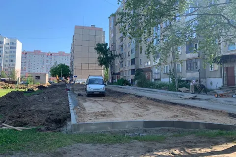 В Рыбинске пешеходные дорожки во дворе выложили плиткой