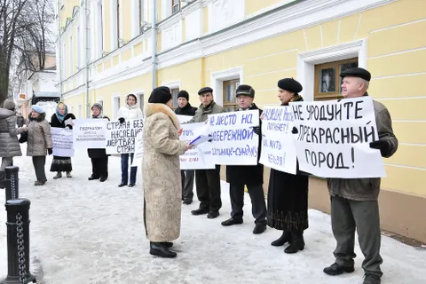 Борцы за сохранение исторического наследия Ярославля собрались то ли на пикет, то ли на санкционированный митинг