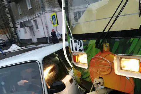 Новогодний трамвай попал в ДТП в центре Ярославля