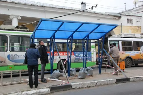 В Ярославле устанавливают навесы на остановках общественного транспорта