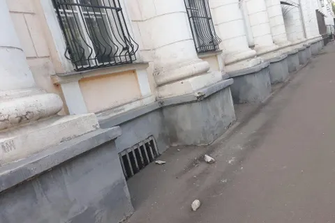 Пешеходы рискуют головой: в центре Ярославля рушатся фасады и балконы