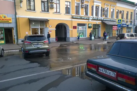 В Ярославле снова провалился асфальт посреди дороги