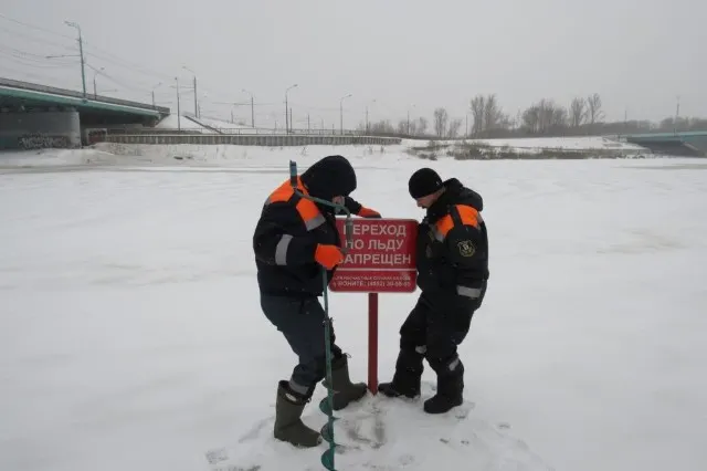 На водоемах Ярославля устанавливают знаки о запрете выхода на лед