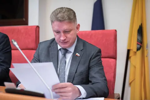 Депутатские полтора миллиарда против правительственных пятидесяти миллионов