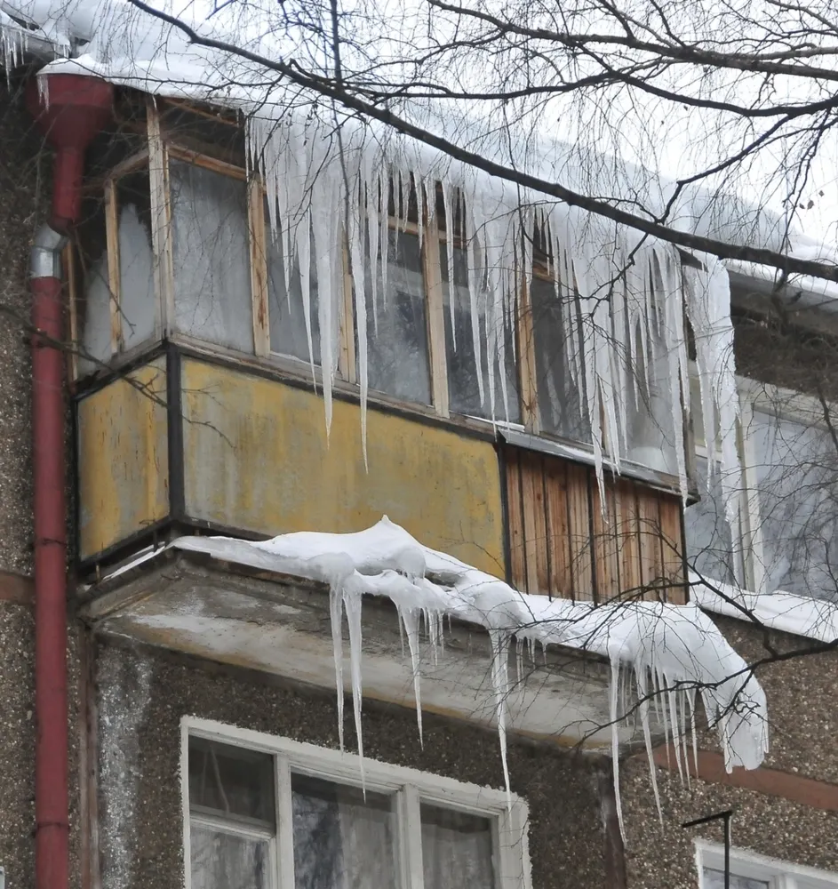 В Ярославской области глыба льда чуть не убила пятилетнего малыша