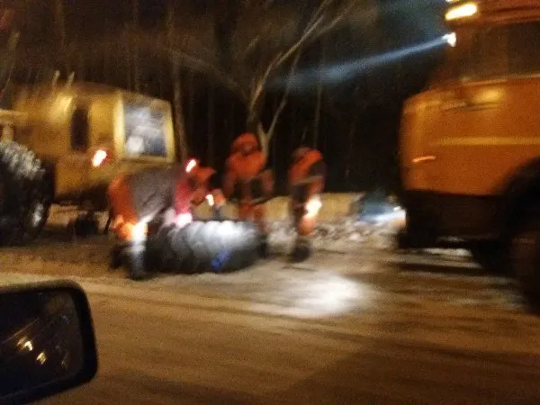 На ярославский дорогах снегоуборочная машина пробила колесо