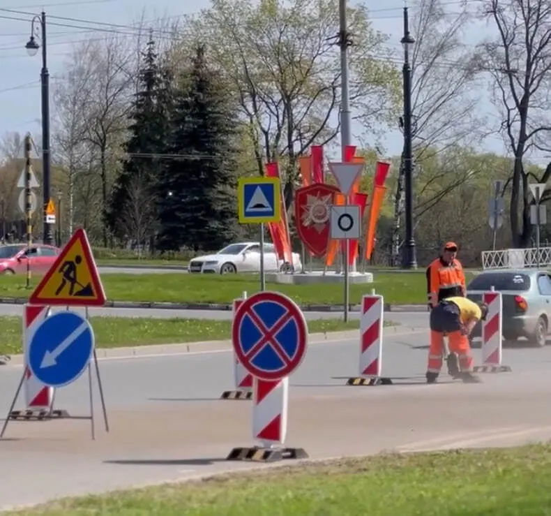В центре Рыбинска начали монтировать остановку на месте бывшей парковки