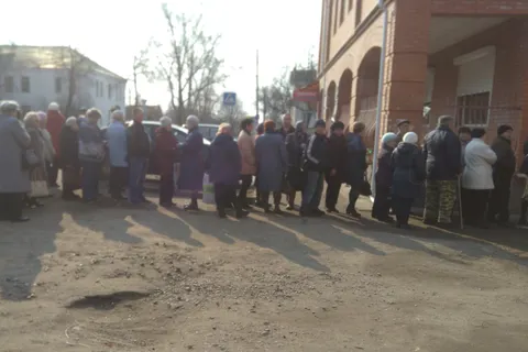 В Ярославской области вновь появилась очередь-гигант: за чем стоят